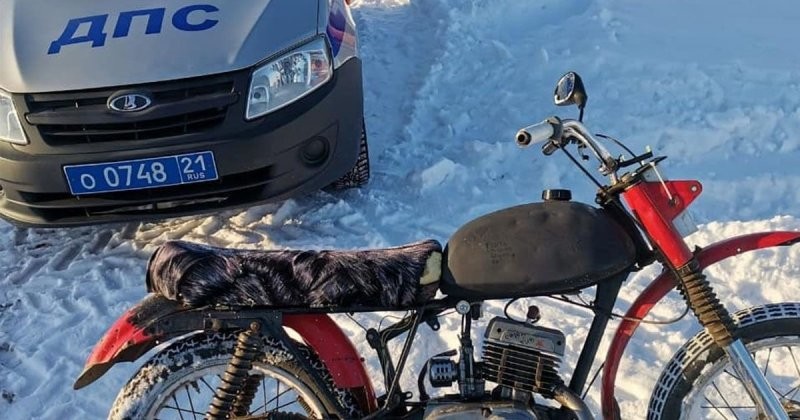 В Чувашии пьяненький деревенский мотоциклист пытался уйти от инспекторов ГИБДД