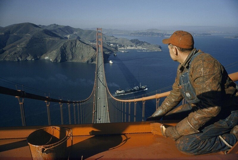Рабочий красит мост "Золотые ворота". Сан-Франциско. США. 1962