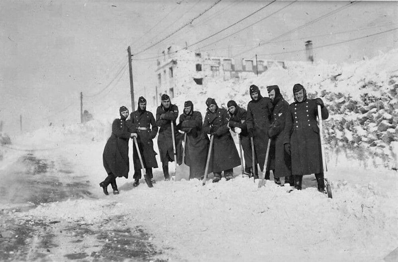 Европейские колонизаторы убирают улицы Смоленска от снега, 1942 год.