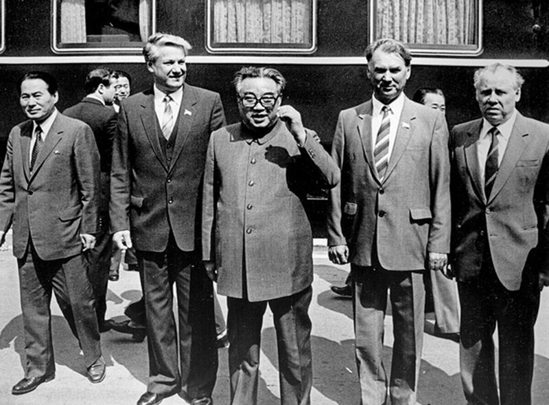 Товарищ Ким Ир Сен посещает Сведловск с рабочим визитом. По правую руку от него - Первый секретарь Свердловского обкома КПСС Борис Ельцин. 1984 год