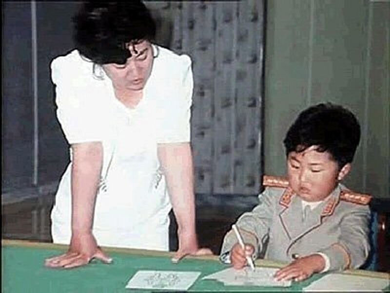 Будущий Корейский руководитель, военный деятель Ким Чен Ын и его первая учительница, 1990-е