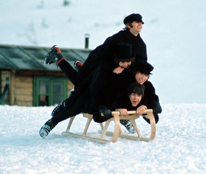 "Битлз" наслаждаются зимними видами спорта во время съемок Help! в 1965 год