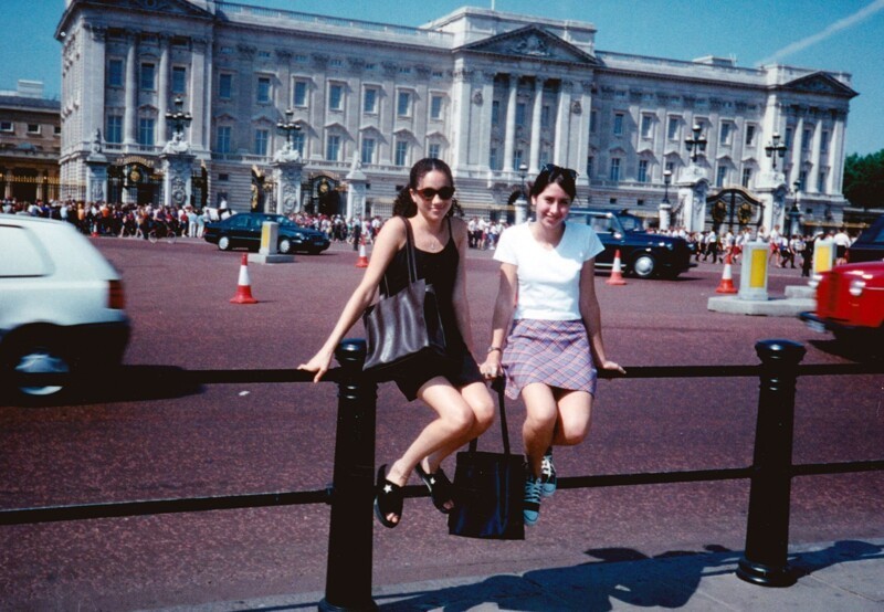Девочки позируют на фоне Букингемского дворца. Лондон. 1996 год
