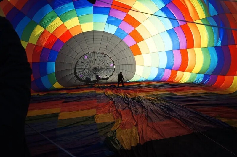 Внутри воздушного шара во время подготовки к полету
