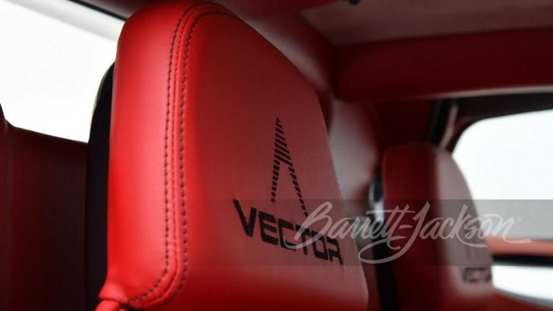Редчайший спорткар Vector M-12 с двигателем V12 от Lamborghini Diablo