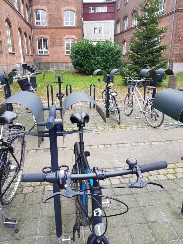 Парковка для велосипедов с навесами над сидениями, чтобы они не намокли в случае дождя
