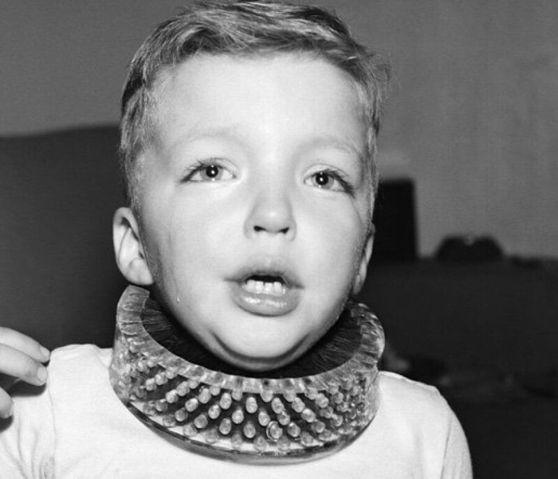 9. Детский ошейник для чистки шеи, США, 1950 год