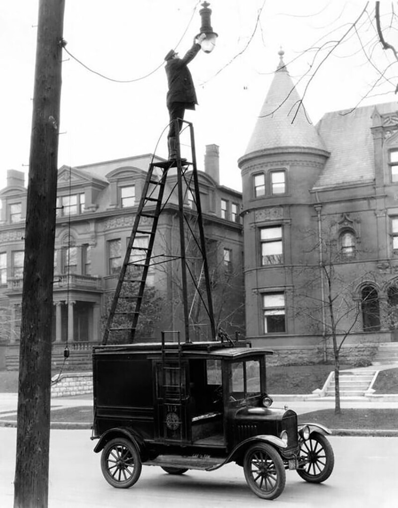 12. Официально одобренный способ замены перегоревших ламп в уличных фонарях. США, 1910-е годы