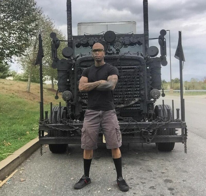 Ира Рикардо Форбс со своим грузовиком