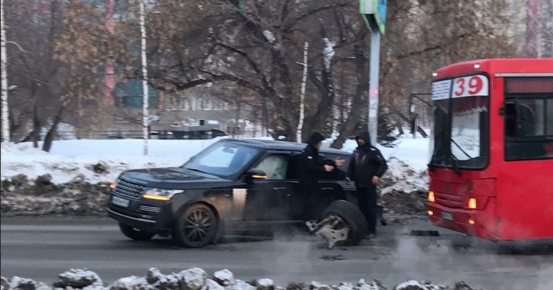 Авария дня. У внедорожника оторвало колесо в Новосибирске