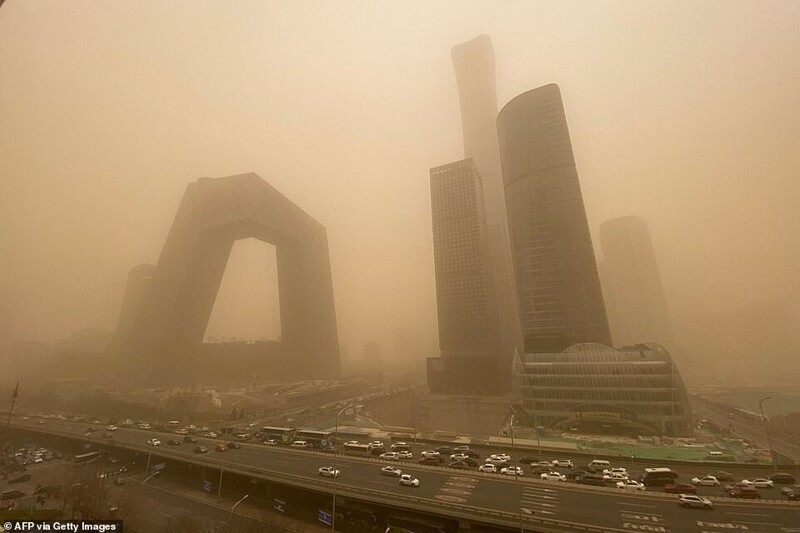 Пекин задохнулся в песчаной буре - сильнейшей за последние 10 лет
