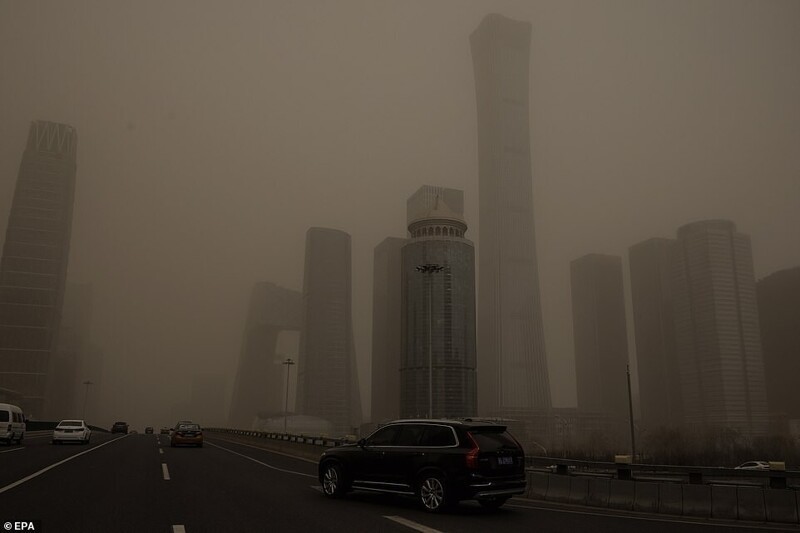 Пекин задохнулся в песчаной буре - сильнейшей за последние 10 лет