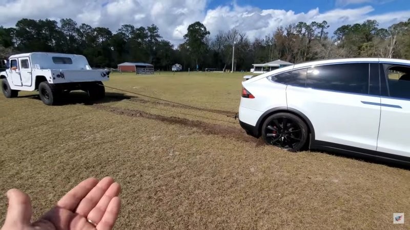 Tesla Model X против армейского Hummer и огромного Ford F-450