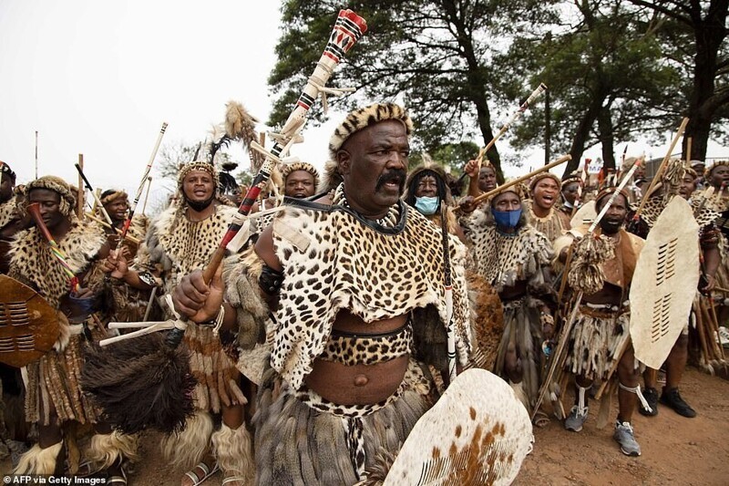 Зулусского короля проводила в последний путь толпа колоритного народа