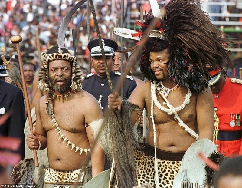 Зулусского короля проводила в последний путь толпа колоритного народа