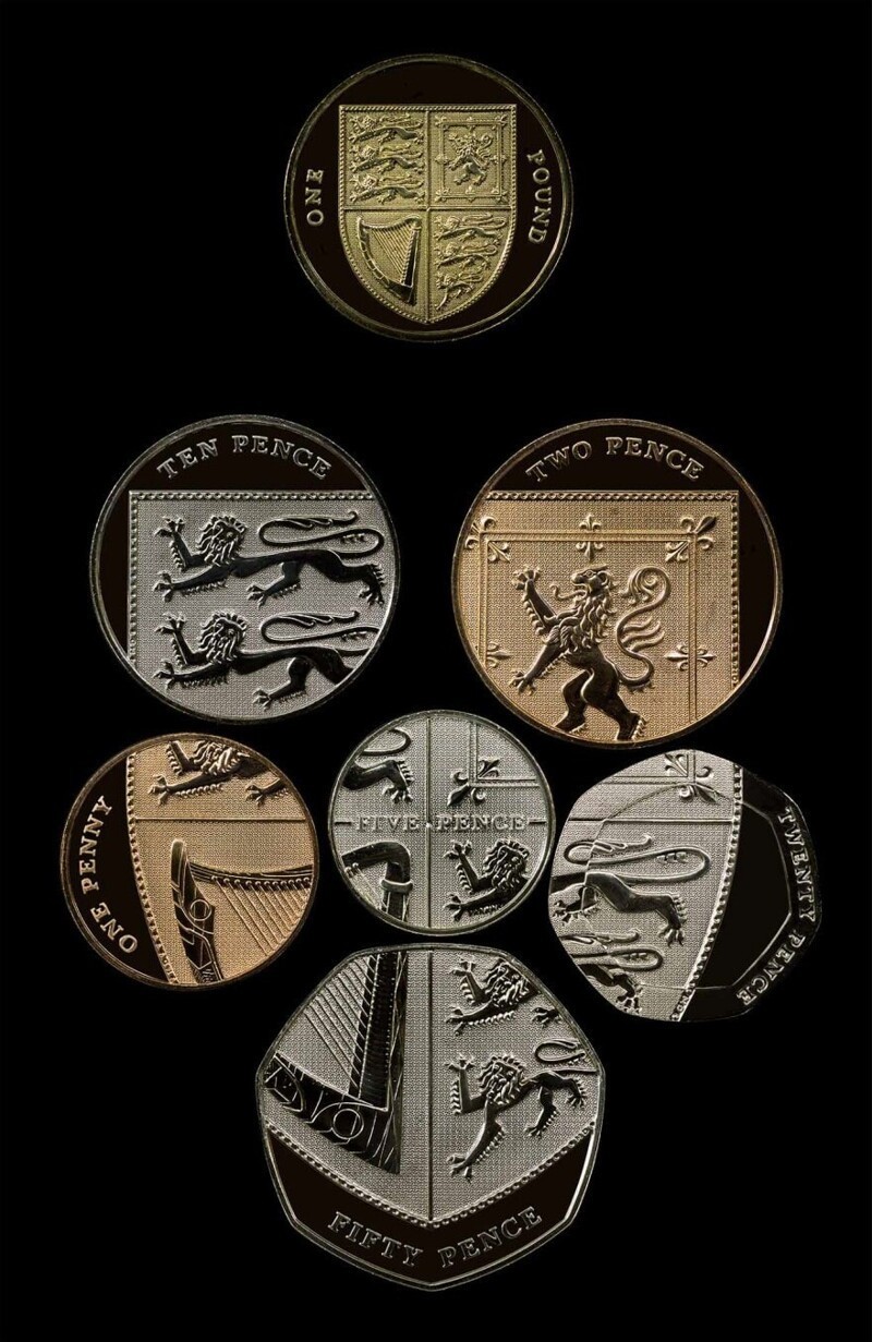 7. Монеты британских пенсов, объединённые в общую композицию, формируют щит, изображённый на монете в один фунт стерлингов