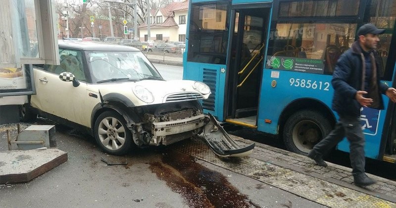 Авария дня. В Москве девушка на MINI влетела в автобус, высаживавший пассажиров
