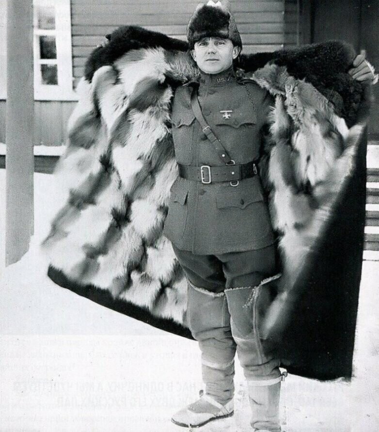 Американский офицер в меховой шинели из зимнего комплекта обмундирования англо-американских войск на Севере России разработанного Э.Шеклтоном. Зима 1918-1919 годов