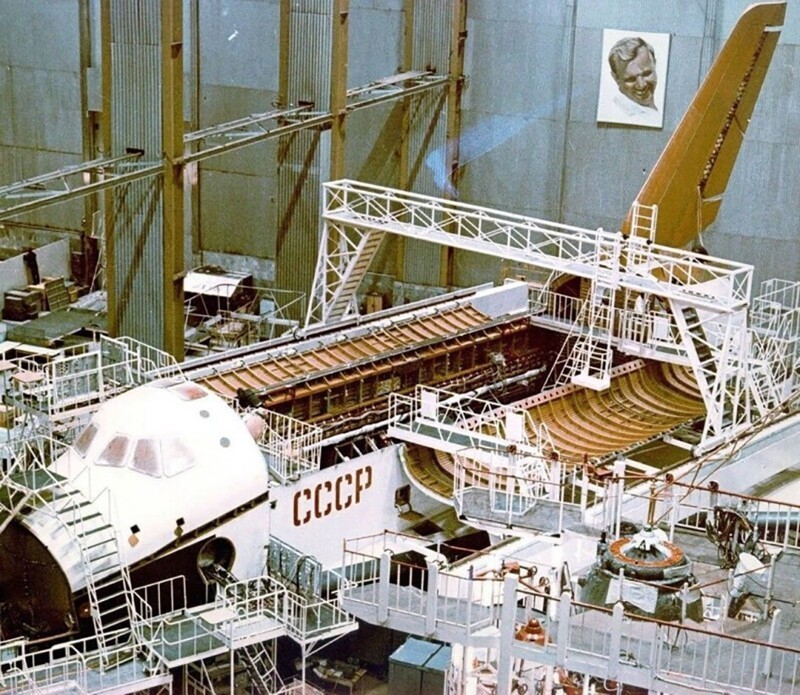 Производство советского космического корабля "Буран" близится к завершению. 1982 год