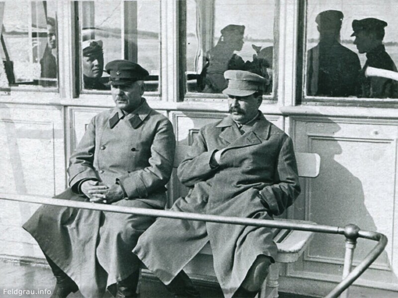 Ворошилов и Сталин во время поездки по Волге на пароходе Клара Цеткин . 1933 год