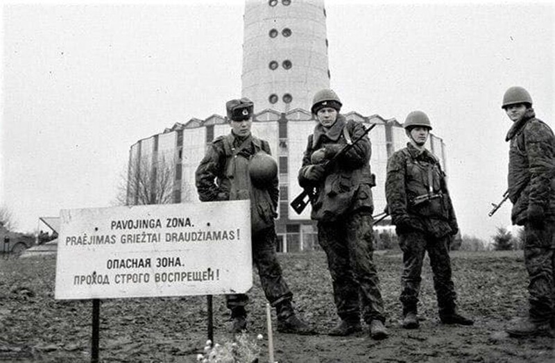 Советские солдаты, у здания телецентра, Вильнюс, 1991 год