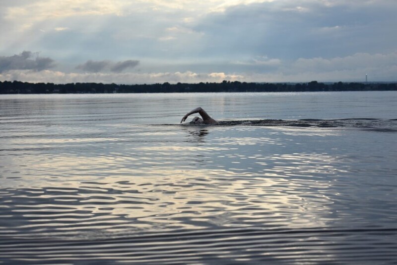 Справка: Сара проплыла 168 км по озеру Шамплейн на границе США и Канады в августе 2017-го.