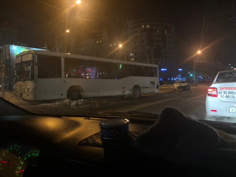 Момент столкновения автобуса и кроссовера в Омске