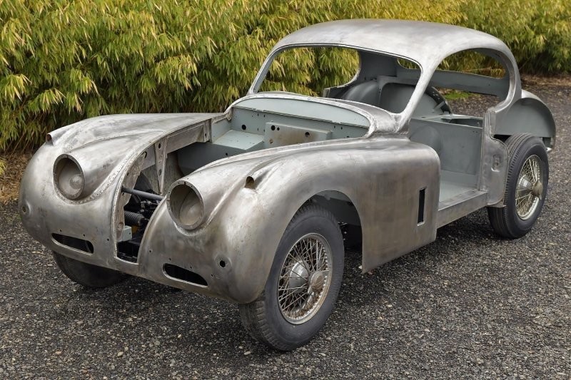 Голый кузов и кучка запчастей: 65-летний Jaguar продали за внушительную сумму