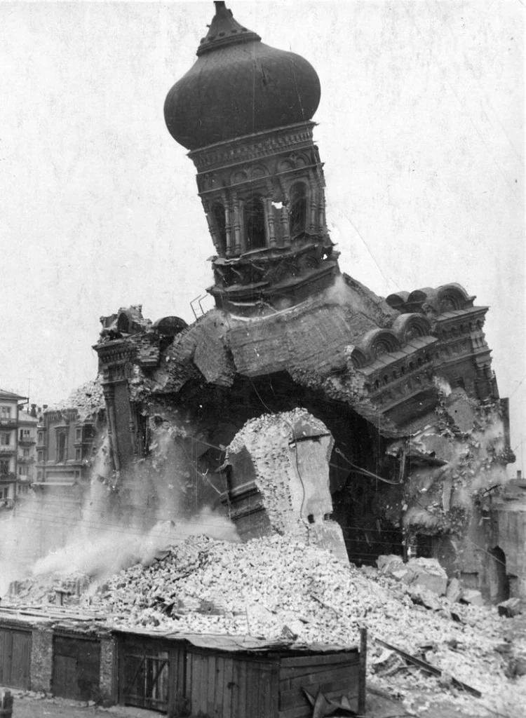 Уничтожение церкви. Большевики разрушали храмы 1917. Храм взорванный большевиками на Лубянке.
