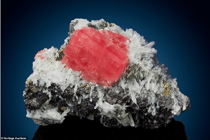 Ромбоэдрический кристалл арбузно-красного минерала, найденный в Колорадо
