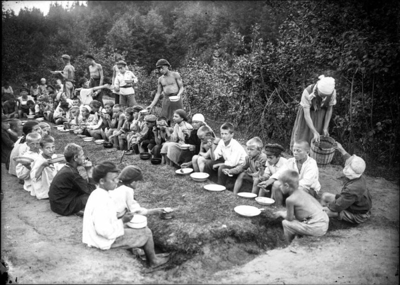 Обед в пионерском лагере. 1923 год
