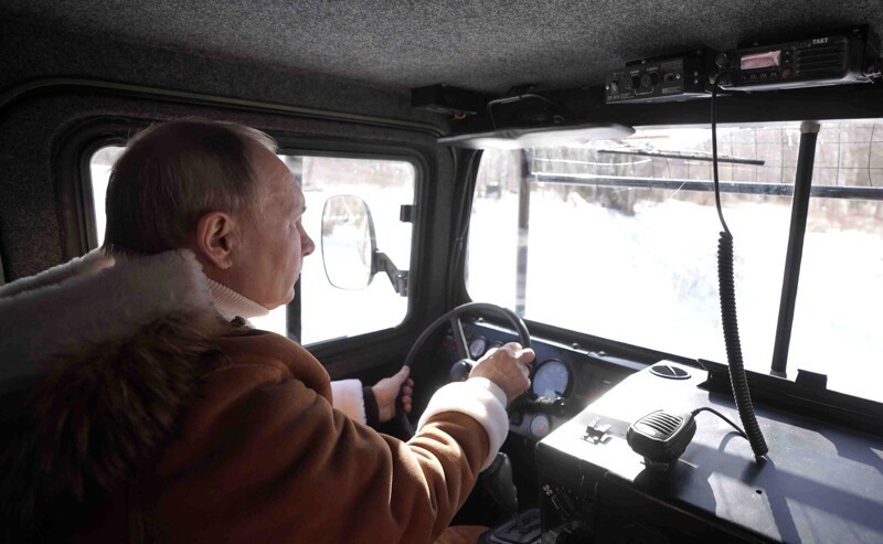 Президент верхом на "Лосе": в Кремле показали, как Путин с Шойгу отдыхают в тайге