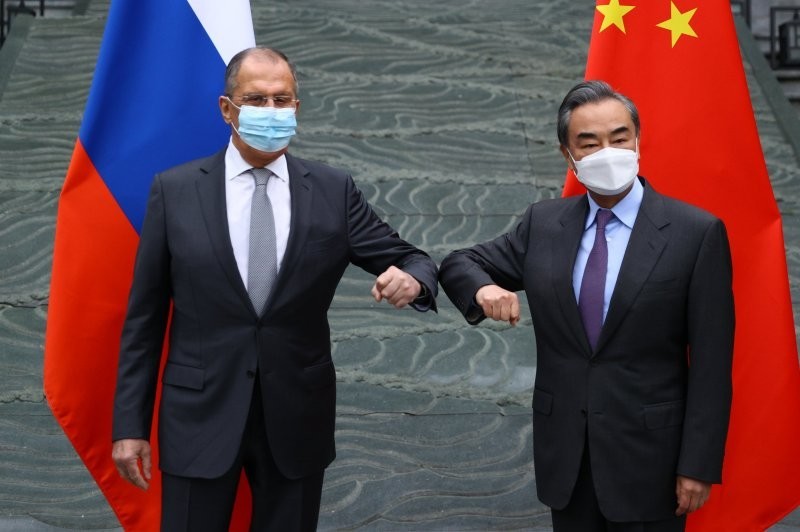 Сергей Лавров посетил Китай в маске с надписью FCKNG QRNTN