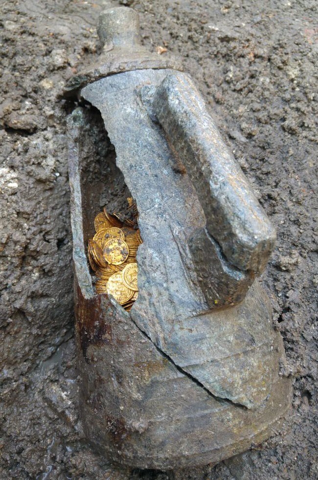 Амфора, наполненная золотыми монетами. Обнаружена в городе Комо, Италия.