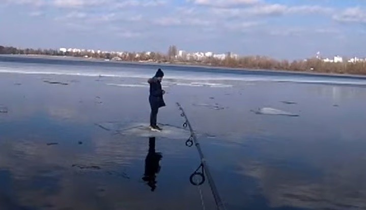 В Киеве рыбак спиннингом подсёк и вытащил на берег льдину с ребёнком