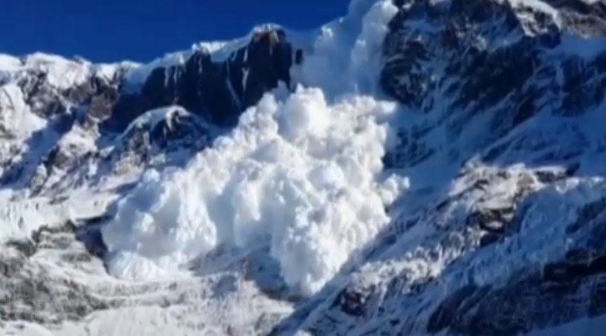 В Мурманской области под завалами сошедшей лавины могли остаться 15 человек — в том числе дети