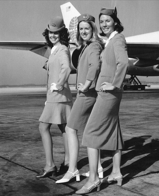 Эволюция юбок стюардесс. Слева направо: 70-е, 60-е, 50-е.