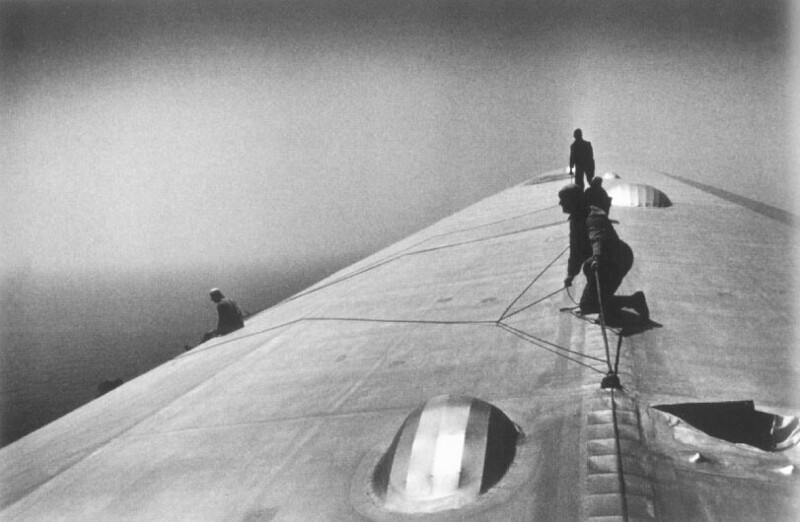 Ремонт дирижабля «Граф Цеппелин» над Южной Атлантикой во время полета в Рио-де-Жанейро. 1934