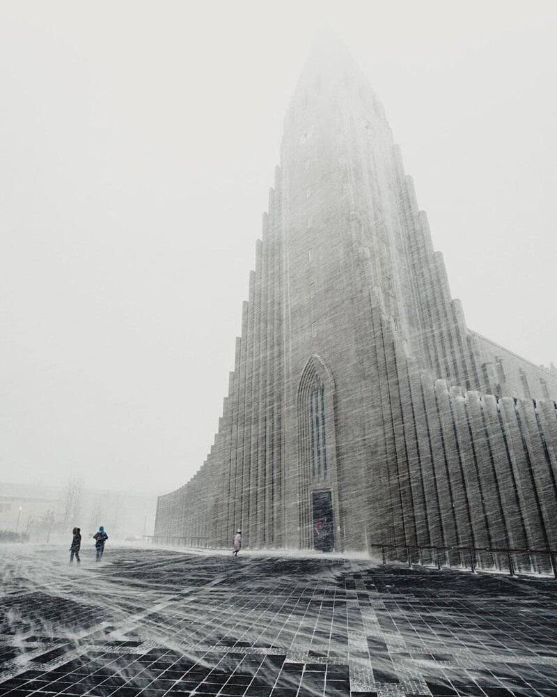 3. Лютеранская церковь Хатльгримскиркья в Рейкьявике, Исландия, во время метели