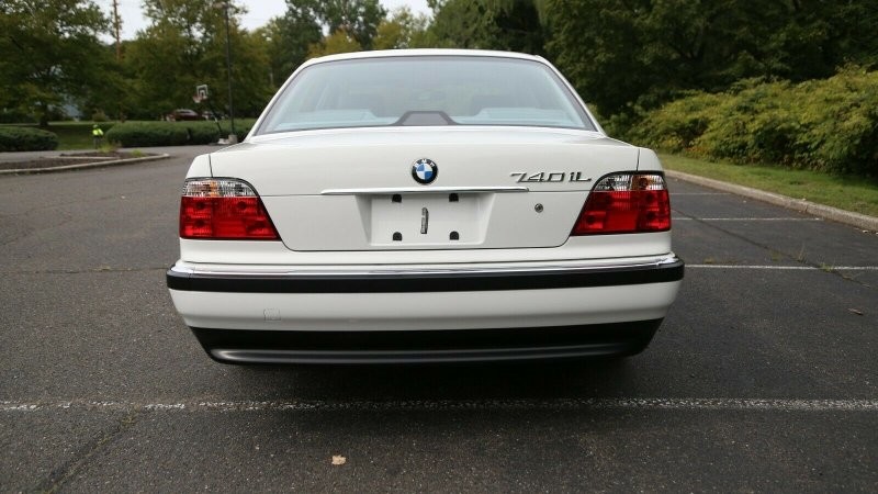 BMW 7-й серии 2000 года в безупречном состоянии