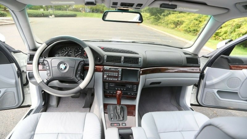 BMW 7-й серии 2000 года в безупречном состоянии