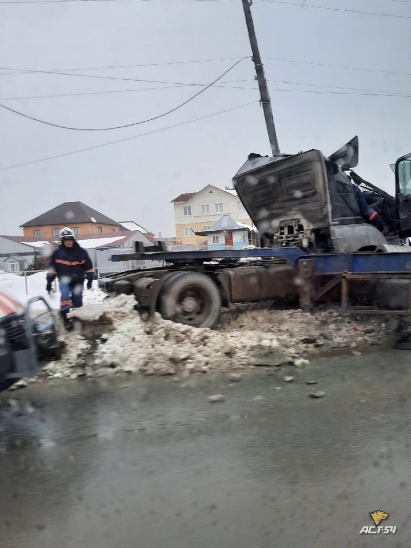 Авария дня. Быстрый водитель тягача попал в ДТП в Новосибирске