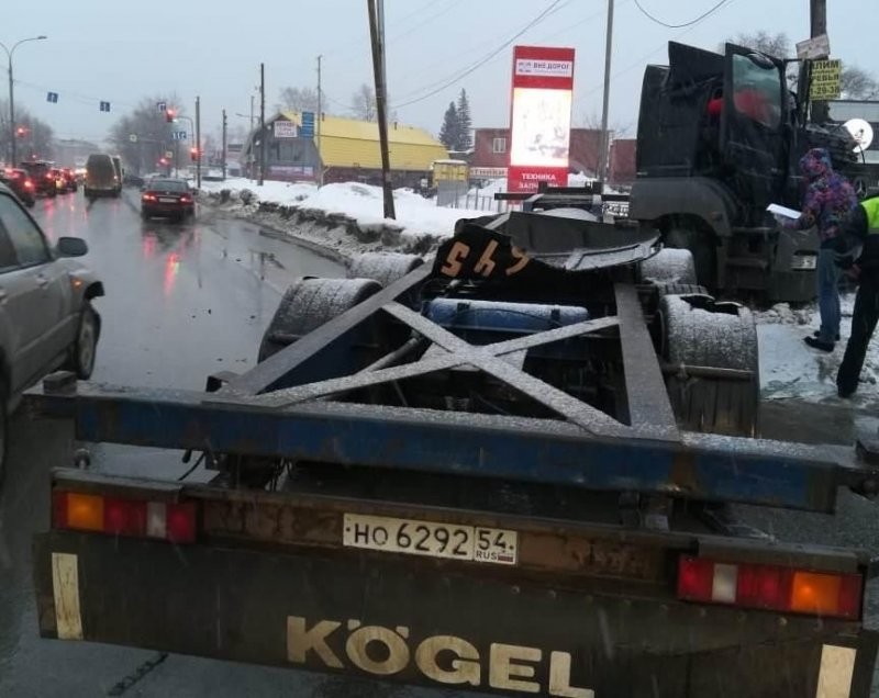 Авария дня. Быстрый водитель тягача попал в ДТП в Новосибирске