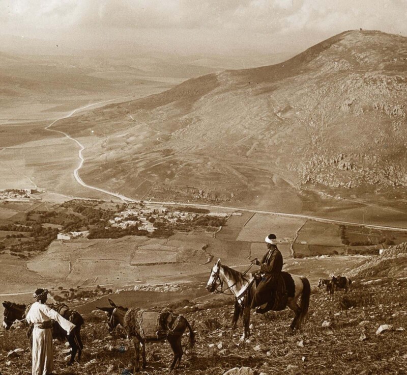Вид на гору Гарезим с горы Гевал