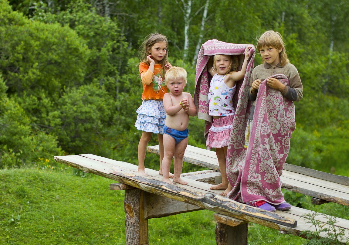 На летних каникулах на даче. Лето в деревне дети. Дети на каникулах в деревне. Детство в деревне. Девочка в деревне.