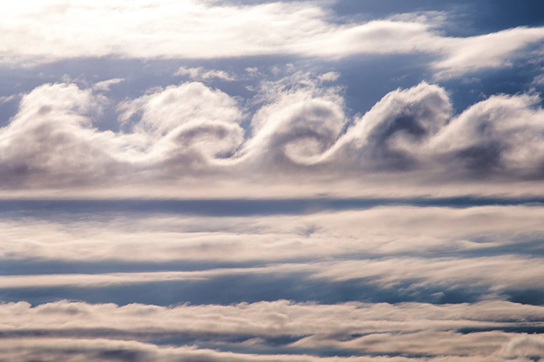 Look at those clouds. Облака Кельвина Гельмгольца. Перистые облака Кельвина-Гельмгольца облака. Перистые завитки Кельвина-Гельмгольца. Облака неустойчивость Кельвина Гельмгольца.