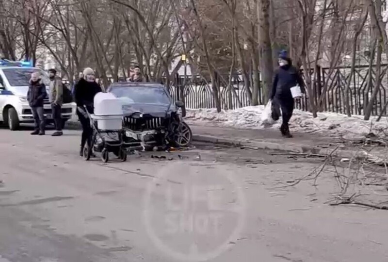 Водитель Mercedes на севере Москвы сбил на тротуаре двух женщин и сбежал