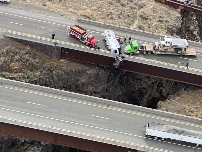 Пикап повис над ущельем: невероятное спасение двух человек в Айдахо