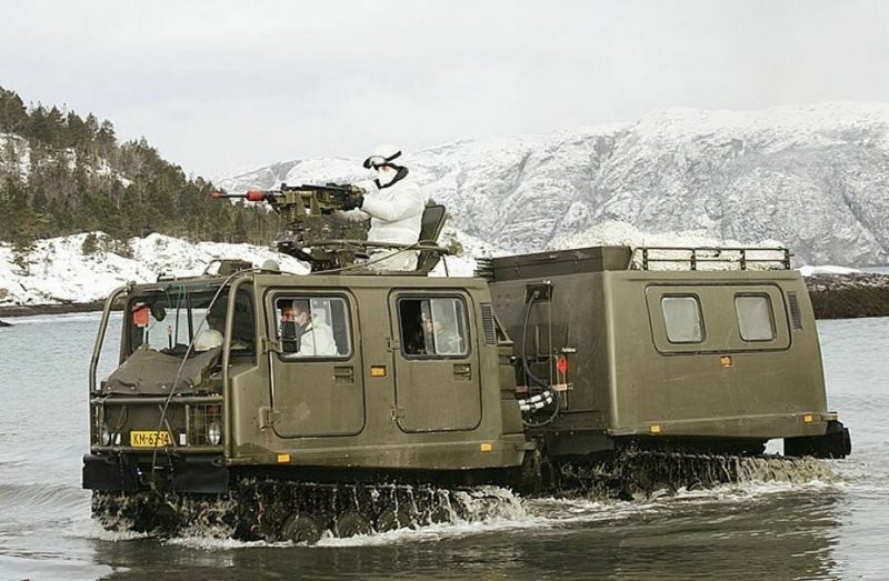 ГАЗ-3351 «Лось» — российская версия шведского вездехода, на котором президент катался по тайге