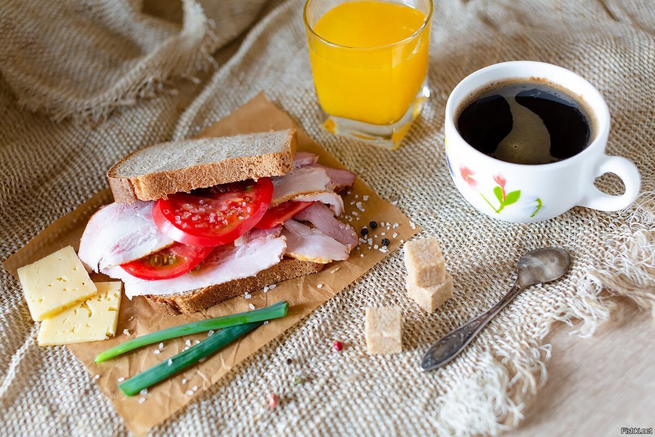Рабочий завтрак. Завтрак с чаем и бутербродами. Утренний бутерброд. Кофе с бутербродом. Завтрак бутерброды и чай.